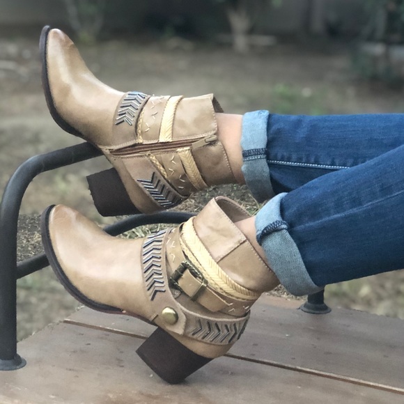 TAUPE FAUX LEATHER WESTERN BOOTS - Picture 2 of 8